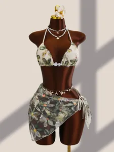 Vue détaillée d'un ensemble bikini 3 pièces à broderie florale sur mannequin brun.
