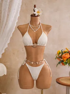 Gedetailleerd overzicht van een wit gehaakt bikini-set op een modieuze paspop