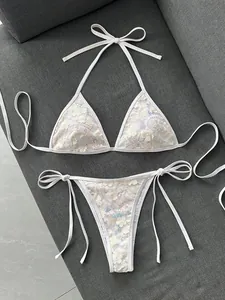 Vista detallada del conjunto de bikini blanco con lentejuelas y bonitos adornos florales 3D