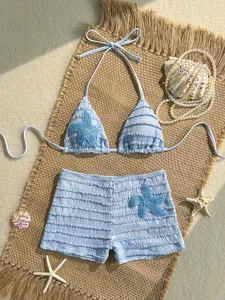 Bikini bleu clair à volants deux pièces avec écussons étoile de mer scintillants.