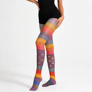 Détail rapproché du collant de mode rayé arc-en-ciel et à pois vibrant pour femmes