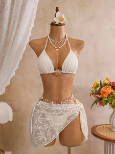 Elegant driedelig wit gehaakt kanten bikinisetje met een stijlvolle sarongrok voor op het strand