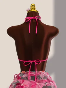Vue arrière de l'ensemble bikini rose 3 pièces avec broderie florale et sequins