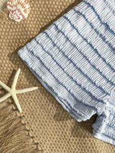 Gros plan sur le tissu bleu clair à volants pour un short de bain de vacances