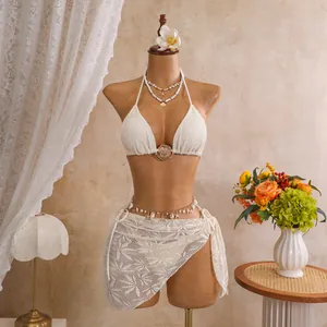 Boheems wit gehaakt driedelig bikinisetje met een delicate kanten holle sarongrok.