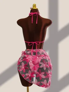 Détail de la vue arrière de l'ensemble bikini 3 pièces en résille brodé de fleurs