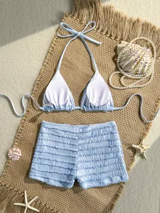Vue détaillée d'un ensemble bikini bleu clair texturé avec accessoires de plage