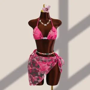 Ensemble bikini 3 pièces rose brodé de fleurs avec paréo en mesh sur mannequin