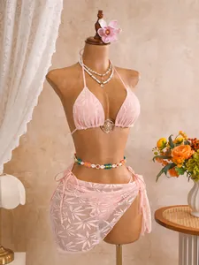 Detail van de roze gehaakte bikini 3-delige set met bijpassende wikkelrok voor vakantie