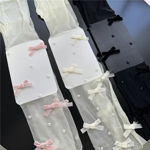 Detailansicht von Lolita-Strumpfhosen mit zarten Schleifen und Perlenakzenten