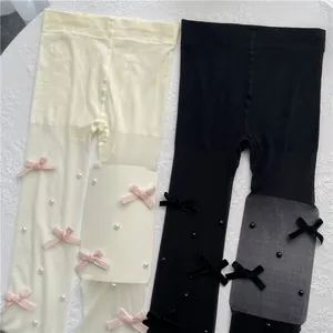 Detaillierte Nahaufnahme von Lolita-Strumpfhosen mit Samtschleifen und eleganten Perlen