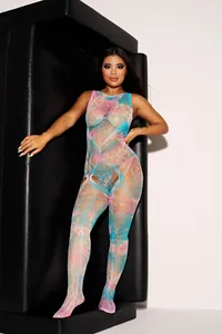 Detailansicht eines lebhaften Batik-Netz-Bodys mit sexy Cut-out-Design am Model.