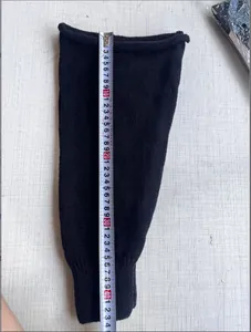 Detailansicht schwarzer Strick-Beinstulpen mit Maßband gemessen, Länge ca. 44 cm