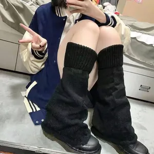 Detailansicht schwarzer gestrickter Beinstulpen für japanische JK und Lolita Mode.