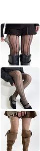 Gros plan de collants vintage à motifs avec rayures verticales et pois délicats