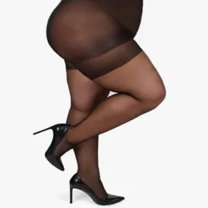 Detalle de medias negras transparentes de talla grande para mujeres con curvas hoy