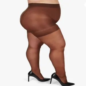 Vista detallada de medias transparentes marrón café de talla grande con tacones negros