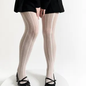 Collants jacquard blancs à rayures verticales avec motif de torsades vintage et fini translucide