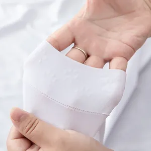 Detail van witte kniekous met antislip siliconenstrip in de vorm van een kattenpoot.