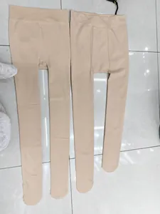 Vue détaillée de leggings beiges doublés en polaire montrant les détails des goussets
