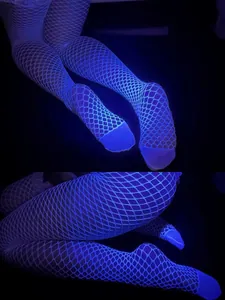 Bas résille bleus lumineux sexy avec un éclat néon fluorescent pour soirées en club
