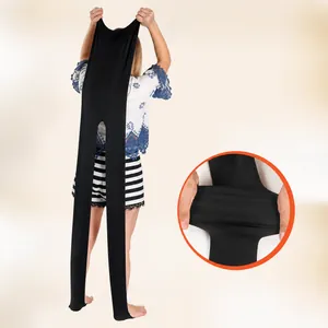Dimostrazione dettagliata dell'elevata elasticità e flessibilità dei leggings termici neri