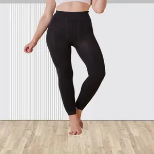 Vue détaillée des leggings noirs à taille haute doublés de polaire offrant chaleur en hiver.