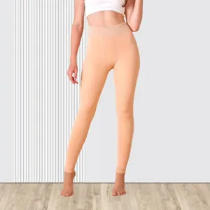 Mannequin portant des leggings thermiques taille haute pêche dans un studio minimaliste