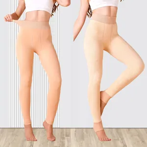 Détail de leggings thermiques à taille haute avec doublure polaire et fini chair