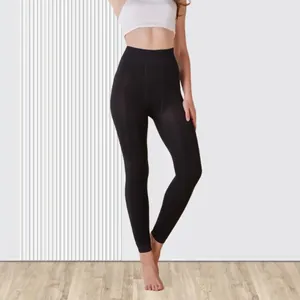 Vue détaillée de la coupe d'un legging thermique noir à taille haute pour femme sur un mannequin