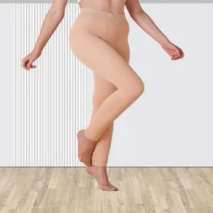 Vue détaillée d'un legging thermique taille haute avec effet jambe nue réaliste sur le modèle