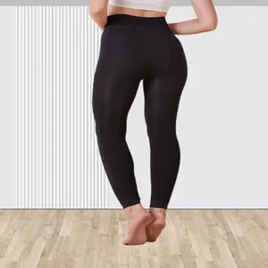 Vue arrière détaillée d'un legging thermique noir à taille haute pour femmes en hiver