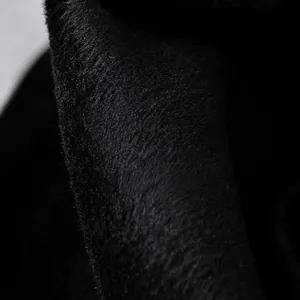 Primo piano della fodera in pile termico nero per collant invernali caldi e spessi