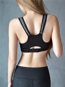 Détail du design racerback du soutien-gorge de sport antichoc avec fermoir réglable.