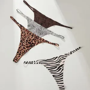 Set aus vier sexy Thong-Bikinis mit Leoparden- und Zebramuster und dünnen Riemen.