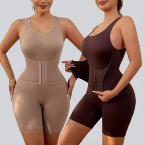 Body modellante senza cuciture con spalline larghe e chiusura a ganci contenitiva