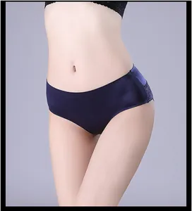Gros plan de culottes sans couture en soie glacée bleu foncé avec détails en dentelle