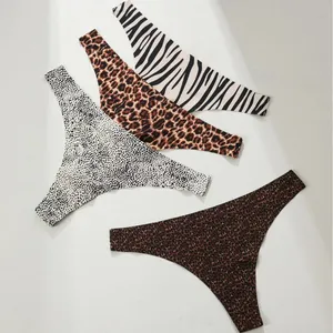 Lot de quatre strings en soie glacée sans couture aux motifs léopard et zèbre.