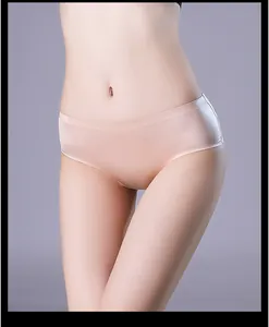 Détail de culotte sans couture en soie glacée pour femme montrant une texture lisse
