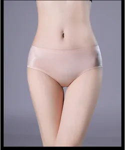 Gros plan montrant la coupe de culottes taille haute en soie glacée sans couture pour femme