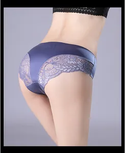 Détail montrant la bordure en dentelle et le tissu en soie glacée des culottes taille moyenne
