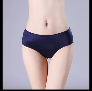 Vue détaillée de la culotte sans couture en soie glacée bleu marine sur mannequin