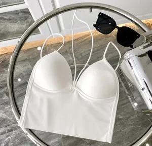 Detail des weißen Neckholder-Tops aus Eisseide mit V-Ausschnitt und festen Cups