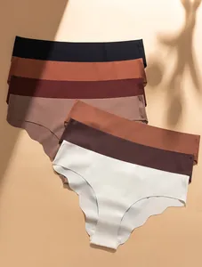 Vue détaillée de plusieurs culottes sans couture en soie glacée aux bords ondulés.