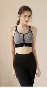 Vista dettagliata del reggiseno sportivo grigio con zip frontale e spalline