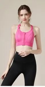 Dettaglio reggiseno sportivo rosa con cerniera frontale e pannelli in mesh traspirante.
