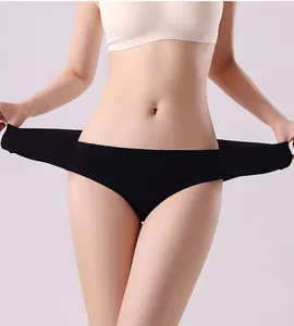 Gros plan montrant la haute élasticité et le design sans couture du slip noir en soie glacée