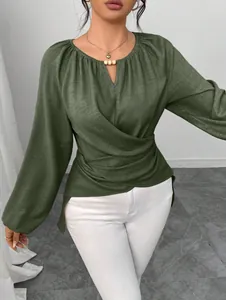 Detailansicht olivgrünes Langarmtop mit Wickeltaille und unregelmäßigem Saum