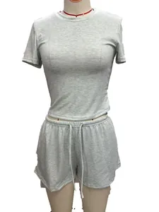 Ensemble décontracté gris avec haut à manches courtes et short à cordon sur un mannequin