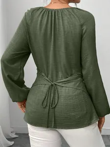 Rückansicht eines grünen Langarmshirts mit verstellbarer Schnürung und strukturierter Optik.